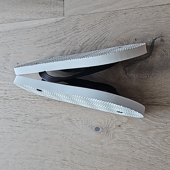 NWOT Edition Hotels Flip Flops - Picture 4 of 8